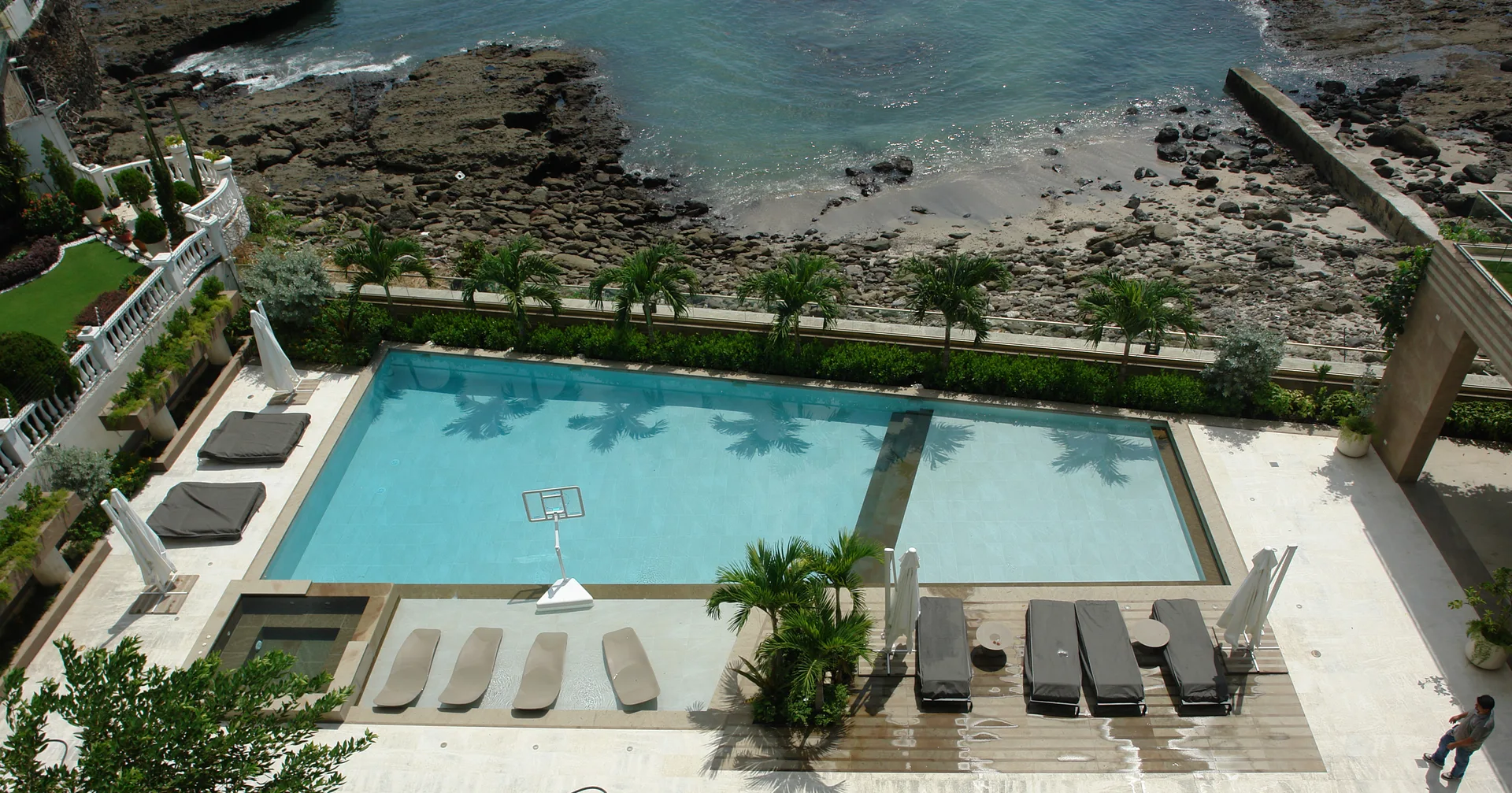 Piscina de la villa privada sobre la costa rocosa