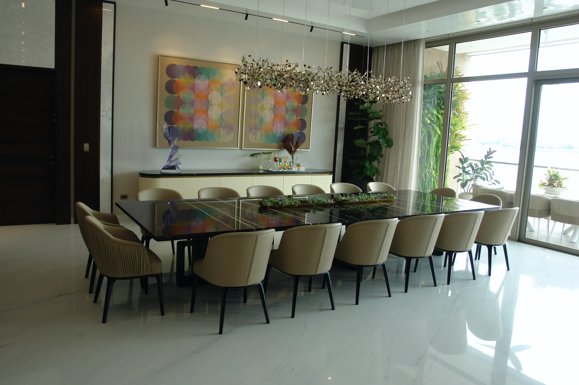 Sala de estar con sofá modular y pared de mármol oscuro