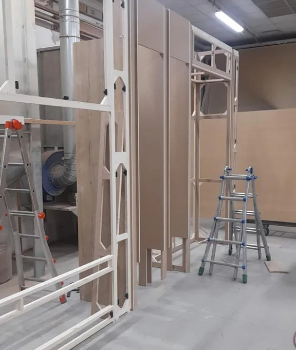 Estructuras de mobiliario a medida en fase de montaje en el taller