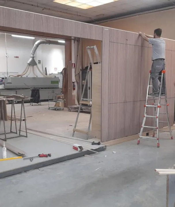 Montaje de paneles de madera a medida en el taller