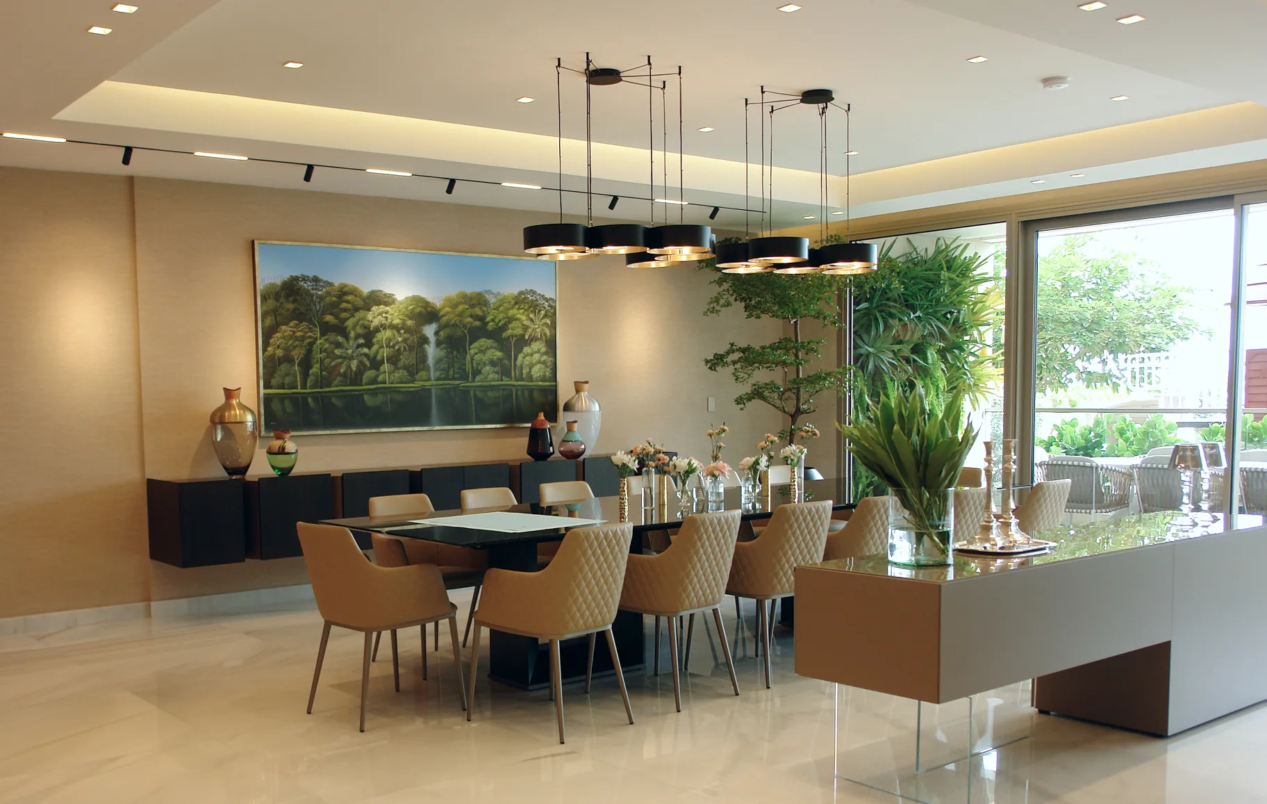 Comedor de un apartamento en Ciudad de Panamá, con lámparas suspendidas y jardín vertical